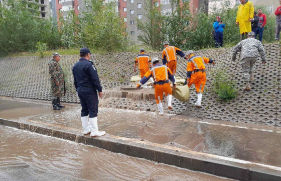 ОБЕГ: 170 гаруй үер, усны дуудлага мэдээллийн дагуу алба хаагчид ажиллаж байна