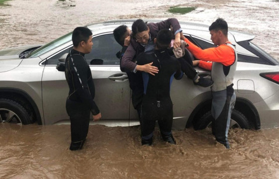 Усанд боогдсон иргэдийг аюулгүй газарт хүргэлээ