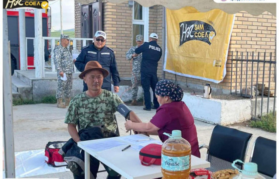 Сэлэнгэ аймгийн цагдаа нар орон нутгийн замд яваа жолооч нарт кофе өгч, даралтыг нь үзэж байна