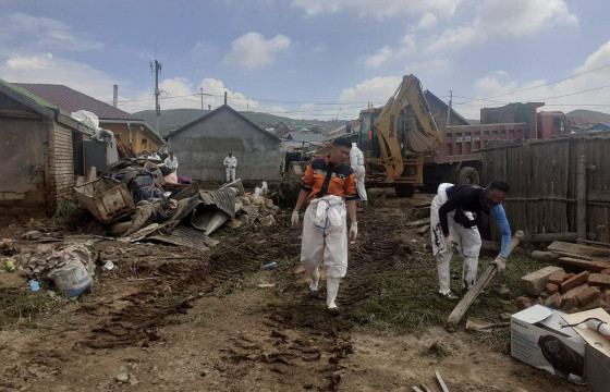 Нийтийн эзэмшлийн зам талбай, хашааны лаг шаврыг арилгах ажил үргэлжилж байна