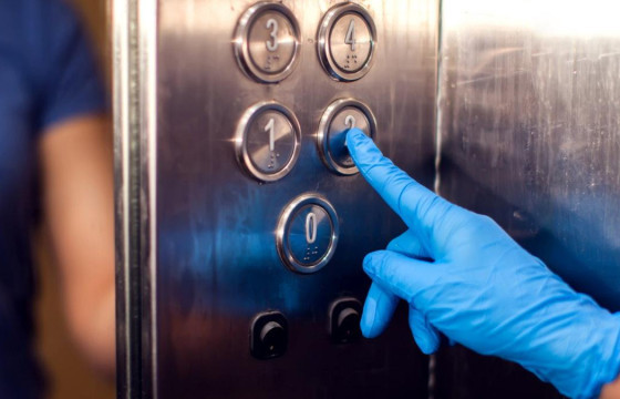 Цахилгаан шатанд гацсан байсан таван настай хүүхдийг эсэн мэнд гаргажээ