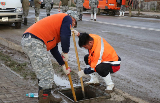 Үерийн улмаас үүссэн 3975 тонн лаг шаврыг цэвэрлэж, 143 мянган ам метр талбайд ариутгал халдваргүйтгэл хийжээ