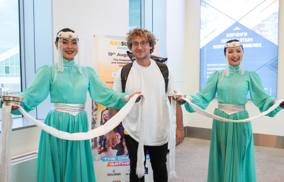 “Nas Summit”-д оролцохоор Монголд ирсэн 70 сая дагагчтай илбэчин ЖУЛИУС ДЕЙН ГЭЖ ХЭН БЭ