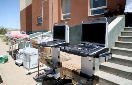 Цогтцэций сумын эрүүл мэндийн төвд нэг тэрбум төгрөгийн эмнэлгийн тоног төхөөрөмж хүлээлгэж өглөө