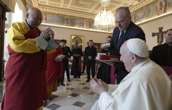 ПАП ЛАМЫН АЙЛЧЛАЛ МОНГОЛЫГ ХОЁР ХӨРШӨӨС НЬ ХАРААТ БУС БОЛГОЖ ЧАДНА ГЭВ