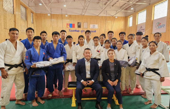 Жүдочдод бэлэг гардуулан амжилт хүслээ