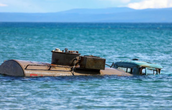 Хөвсгөл нуурт живсэн зургаан нэгж техник хэрэгслийг татан гаргаж, 34.7 тонн бохирдлыг аюулгүй болголоо