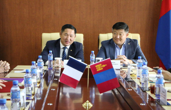 Хүний аминд хүрсэн Өвөрхангай аймгийн Засаг дарга А.Ишдорж гадны зочдыг хүлээн авч уулзжээ