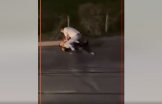 Цагдаагийн дүрэмт хувцас өмссөн сэтгэцийн өөрчлөлттэй байж болзошгүй иргэн зам дээр зорчиж байсан иргэдийг зогсоожээ 