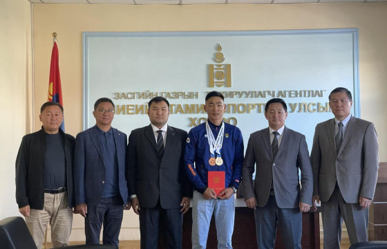 БТСУХ-ны дарга О.Баттулга биатлонч Э.Энхсайханыг хүлээн авч уулзав