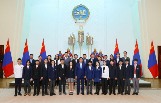 Олон улсын олимпиадаас медаль хүртсэн сурагчдад урамшуулал гардуулав