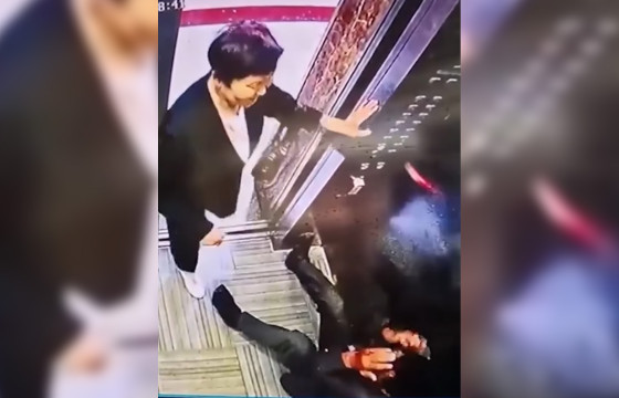 Цахилгаан шатанд хүчирхийлэл үйлдсэн эмэгтэйг шалгаж байна