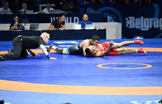 Б.Бямбадорж Хятадын бөхийг цэвэр дарж, эхний ялалтаа авав