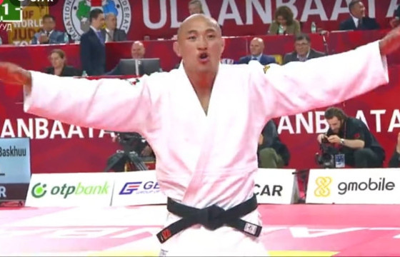 Ё.Басхүү Азийн наадмаас мөнгөн медаль хүртлээ