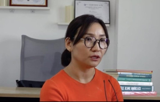 СЭТГЭЛ ЗҮЙЧ Б.УЯНГА: ЭЦЭГ, ЭХЧҮҮД ХҮҮХЭДТЭЙГЭЭ ЯРИЛЦДАГГҮЙН ГОРООР ХҮҮХДҮҮД ДЭЛГЭЦЭНД ДОНТОЖ, ҮЗСЭН ЁС БУС  БИЧЛЭГЭЭ ТУРШИЖ ҮЗЭЖ БАЙНА 