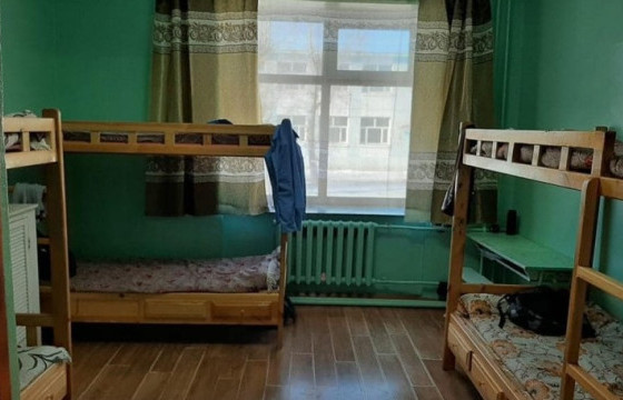 БАЙРНЫ ХҮҮХДҮҮДИЙГ ЗОДСОН ГЭХ БАГШ Г.БАТСУГАР: Тамхи татсан байж болзошгүй хэдэн хүүхдийг уяагаар ороолгосон нь үнэн