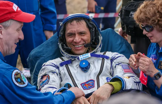 Задгай сансарт хоол хүнс, тоног төхөөрөмжгүй гацаж, 371 хоносон сансрын нисгэгч эсэн мэнд газарджээ