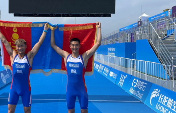 Эрэгтэй триатлончид уралдлаа