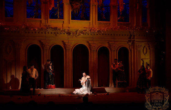 ДБЭТ-ын уран бүтээлчид 61 дэх улирлын нээлтээ хийлээ