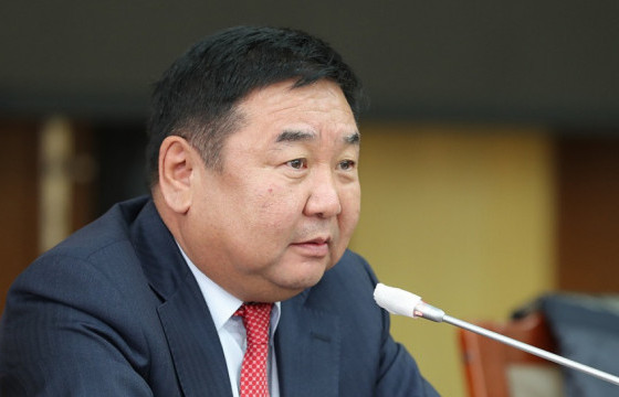 Д.ГАНБАТ: ҮНДСЭН ХУУЛИЙН ЦЭЦ ӨӨРӨӨ ҮНДСЭН ХУУЛИА ХУЛГАЙЛСАН