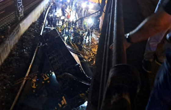 Италид нийтийн тээврийн автобус гүүрэн дээрээс унаж, 21 зорчигч амиа алджээ