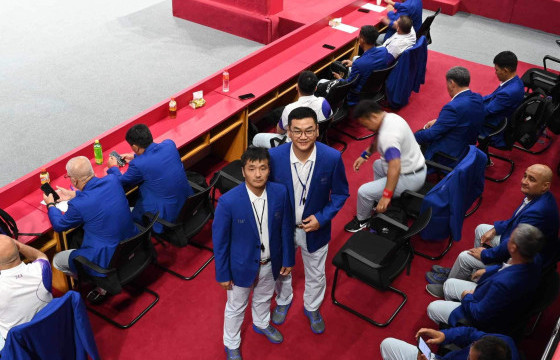 Азийн наадмын чөлөөт бөхийг манай хоёр шүүгч дэнсэлж эхэллээ