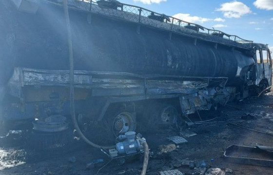 Шатахуун тээвэрлэж явсан ачааны машин осолдож, 10 тонн шатахуун асгарчээ