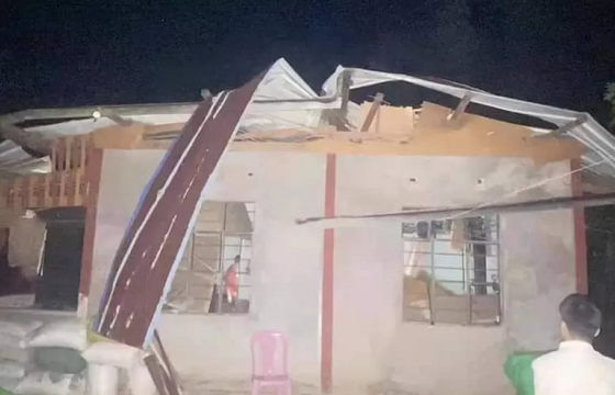 Мьянмарын цэргийн хүчин босогчдын бүлэглэлийн ойролцоох дүрвэгсдийн хуаранг бөмбөгдсөний улмаас 29 хүн амь эрсэджээ