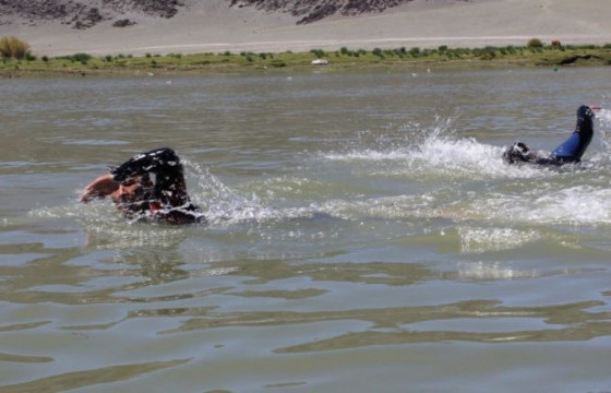 Согтууруулах ундаа хэрэглэсэн үедээ нуурын усанд осолджээ