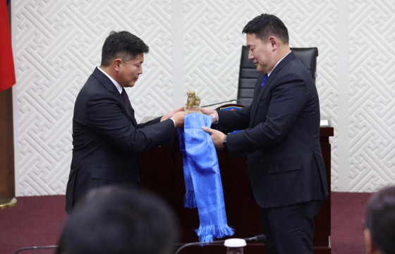 ХОТЫН ДАРГА  Х.НЯМБААТАР ДАРААГИЙН ЗАСГИЙН ГАЗАРТ ХЭРЭГ ЭРХЛЭХ ГАЗРЫН ДАРГА БОЛЖ ЭРГЭЖ ИРНЭ