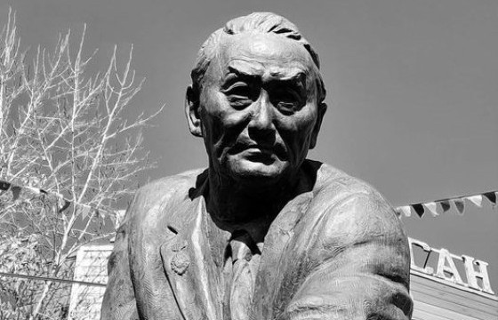 Төрсөн өдрийн мэнд хүргэе, их найрагч аа