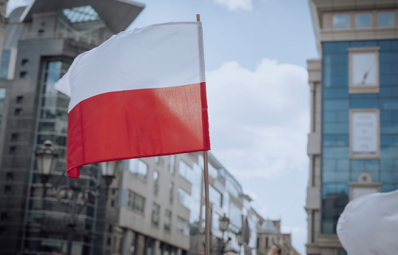 Польшийн парламентын сонгуульд сөрөг хүчин ялалт байгуулав