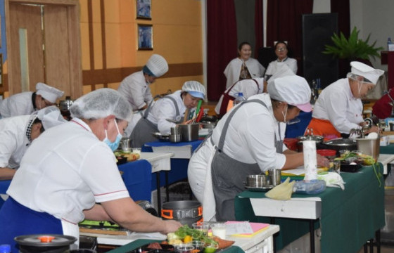 Цэцэрлэг, сургуулийн тогооч нарын ур чадварын улсын анхдугаар уралдаан зохион байгуулагдлаа