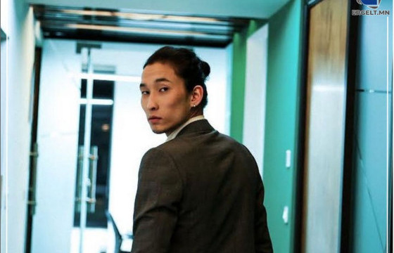 Э.БАЯРХҮҮ: “АХАН ДҮҮС” КИНОГОО ҮЗЭГЧДЭД ХҮРГЭХ ӨДРИЙГ ДОГДЛОН ХҮЛЭЭЖ БАЙНА