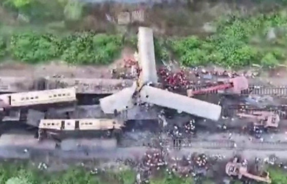 Энэтхэгт хоёр суудлын галт тэрэг мөргөлдсөн ноцтой осол гарчээ