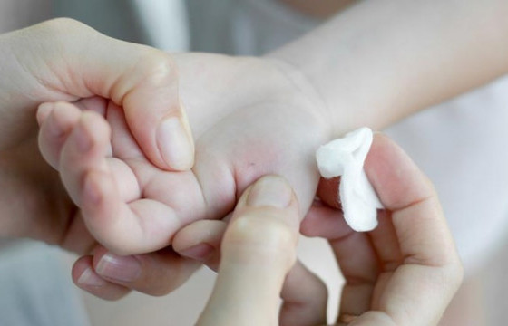 Халаалтын пааранд гараа хавчуулсны улмаас тусламж дууджээ