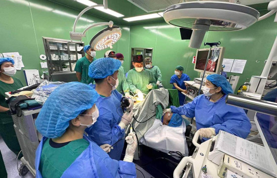 УНТЭ: Дурангийн аргаар ходоодны салстын доорх хавдрыг тайрах хослуулсан мэс заслыг нэвтрүүллээ