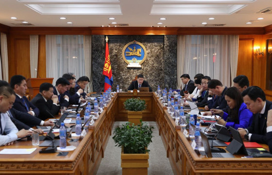 Засгийн газар хуралдаж байна