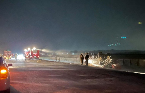 Төв аймгийн Сэргэлэн суманд шатахуун тээвэрлэгч автомашин онхолджээ