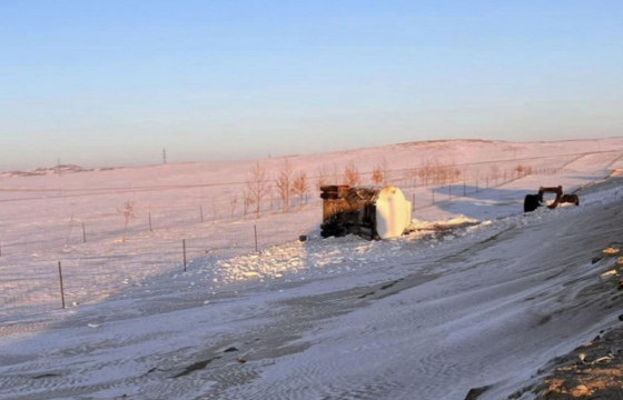 Шатахуун тээвэрлэж явсан тээврийн хэрэгсэл онхолдож, 15 тонн орчим түлш асгарчээ