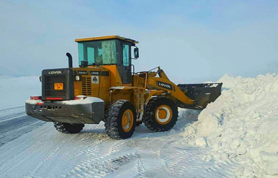 Гүвээ, даваа, авто замд хунгарласан цасыг цэвэрлэж байна