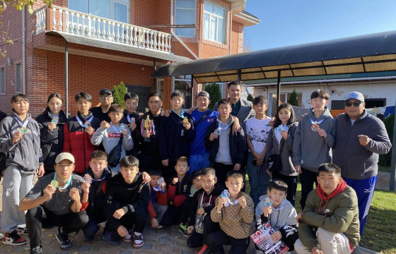 Өсвөрийн боксчид олон улсын тэмцээнээс 14 медаль хүртжээ