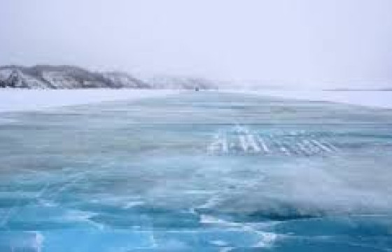 Хэрлэн голын усанд осолдсон автомашиныг татан гаргажээ