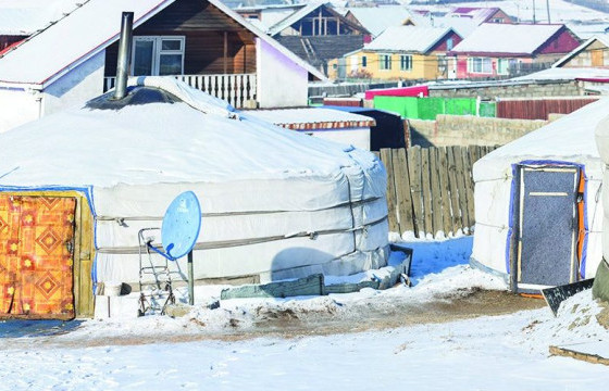 Нэг настай хүүхэд өвөө, эмээтэйгээ хамт угаартжээ