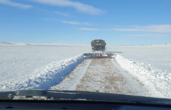 Цасанд боогдсон малчдыг нүүлгэн шилжүүлж, хаагдсан зам, гарцыг нээж байна