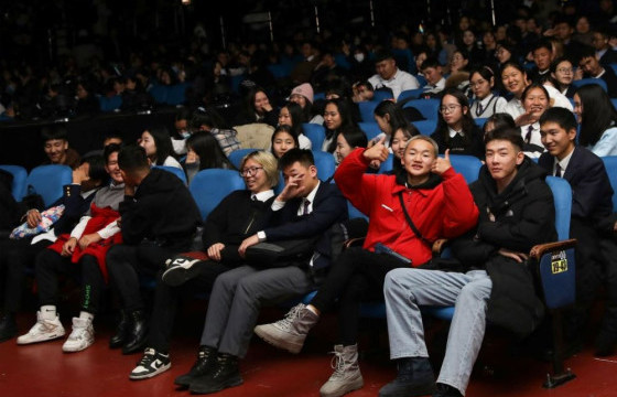 СОЁЛЫН ЭРХИЙН БИЧГИЙГ  51 МЯНГАН ХҮҮХДЭД ОЛГОНО 