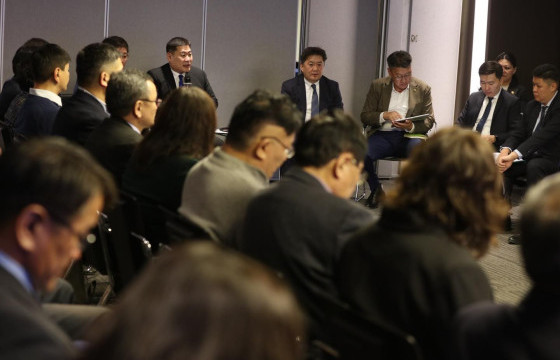 Ерөнхий сайд эдийн засагчидтай уулзаж байна