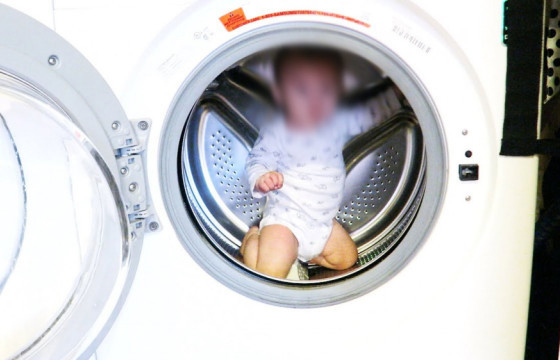 Угаалгын машинд гацсан хүүхдийг эсэн мэнд гаргажээ