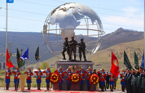 ЦЭНХЭР ДУУЛГАТ ДАЙЧДАД ХҮНДЭТГЭЛ ҮЗҮҮЛЛЭЭ