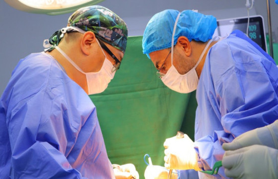 БНТУ-ын эмч ГССҮТ-ийн эмч нартай хамтарч нурууны хүнд хэлбэрийн мурийлттай хоёр хүүхдэд мэс засал хийлээ